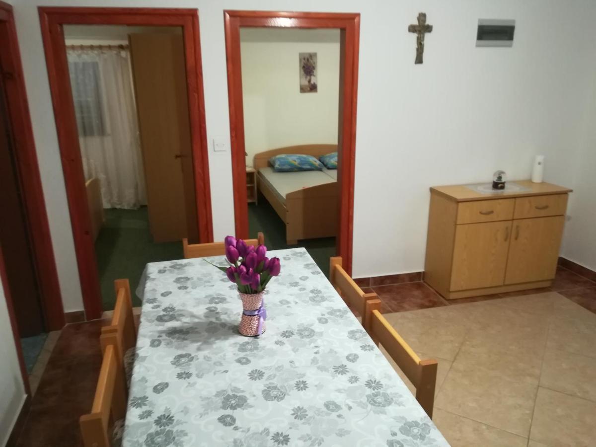 Apartman Borosa วีร์ ภายนอก รูปภาพ